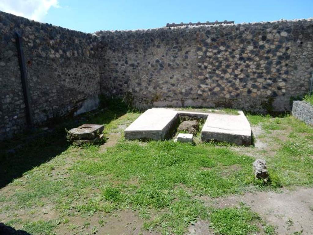 I.14.12, Pompeii. May 2018. Looking west across peristyle garden towards triclinium.
Photo courtesy of Buzz Ferebee