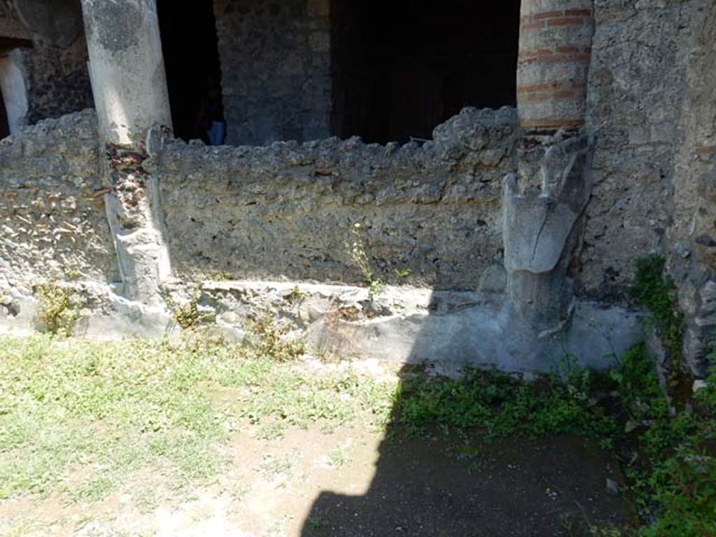 I.14.12, Pompeii. May 2018. Looking towards the east wall of peristyle with pluteus between columns. Photo courtesy of Buzz Ferebee