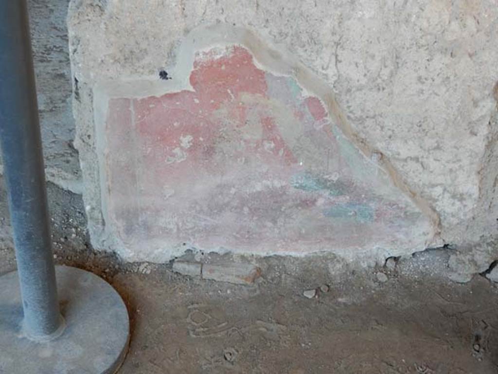 I.14.12/13, Pompeii. May 2018. Room 32, looking east to painted decoration on south side of doorway to room 34.
Photo courtesy of Buzz Ferebee.