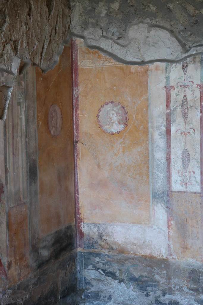 I.14.12, Pompeii. December 2018.
Room 34, north-east corner with painted medallions. Photo courtesy of Aude Durand.