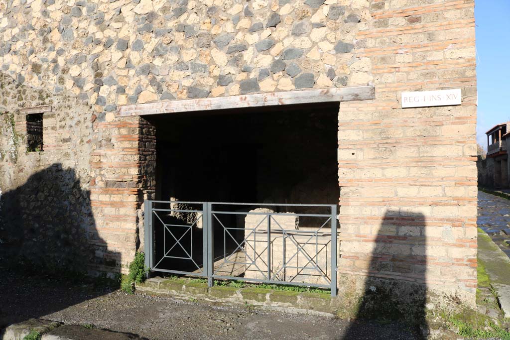I.14.15 Pompeii. December 2018.
Looking north towards entrance doorway at corner/junction with Via di Nocera, on right. Photo courtesy of Aude Durand.