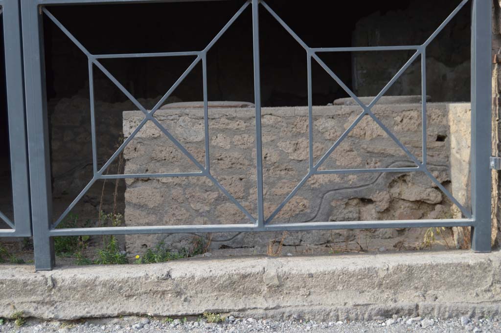 I.14.15 Pompeii. October 2017. Looking north to front façade of counter at entrance doorway.
Foto Taylor Lauritsen, ERC Grant 681269 DÉCOR.