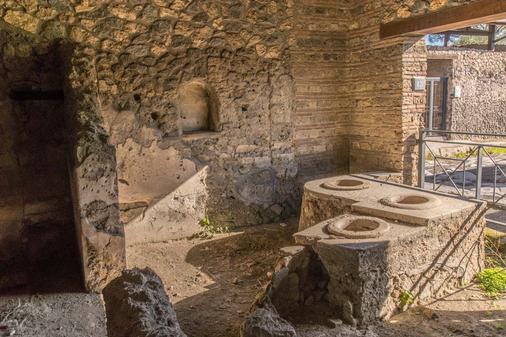 I.14.15 Pompeii. January 2019. Looking towards rear of bar-podium/counter, and niche in east wall.
Photo courtesy of Johannes Eber.