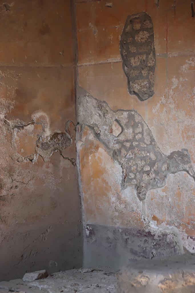 I.14.15 Pompeii. October 2022.
Detail from north-west corner of room on west side of bar-room. Photo courtesy of Klaus Heese.