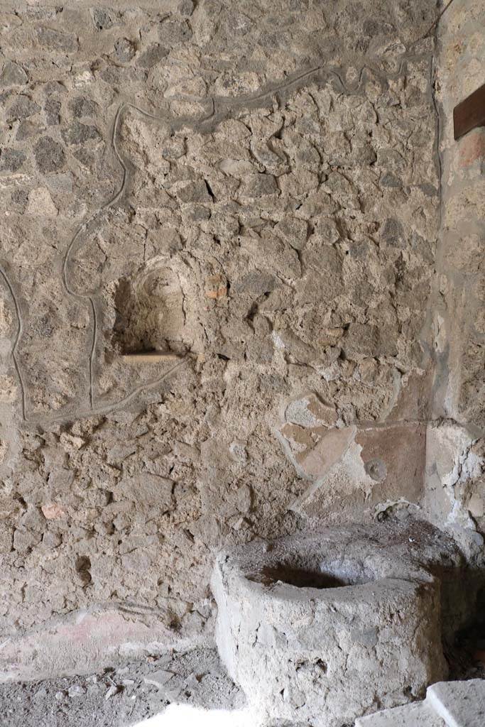 I.14.15 Pompeii. December 2018.
West wall with feature near door to room on north side. Photo courtesy of Aude Durand.