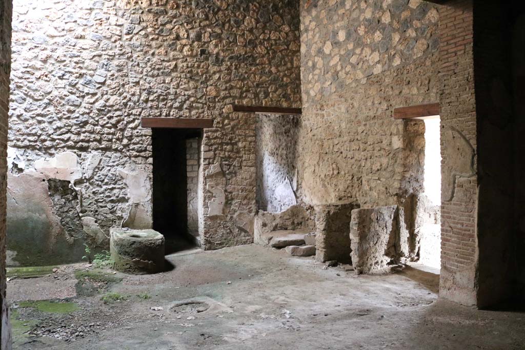 .14.15 Pompeii. December 2018. East side of a room on north side of bar room.
The doorway to the bar room is on the right of the picture. Photo courtesy of Aude Durand.
