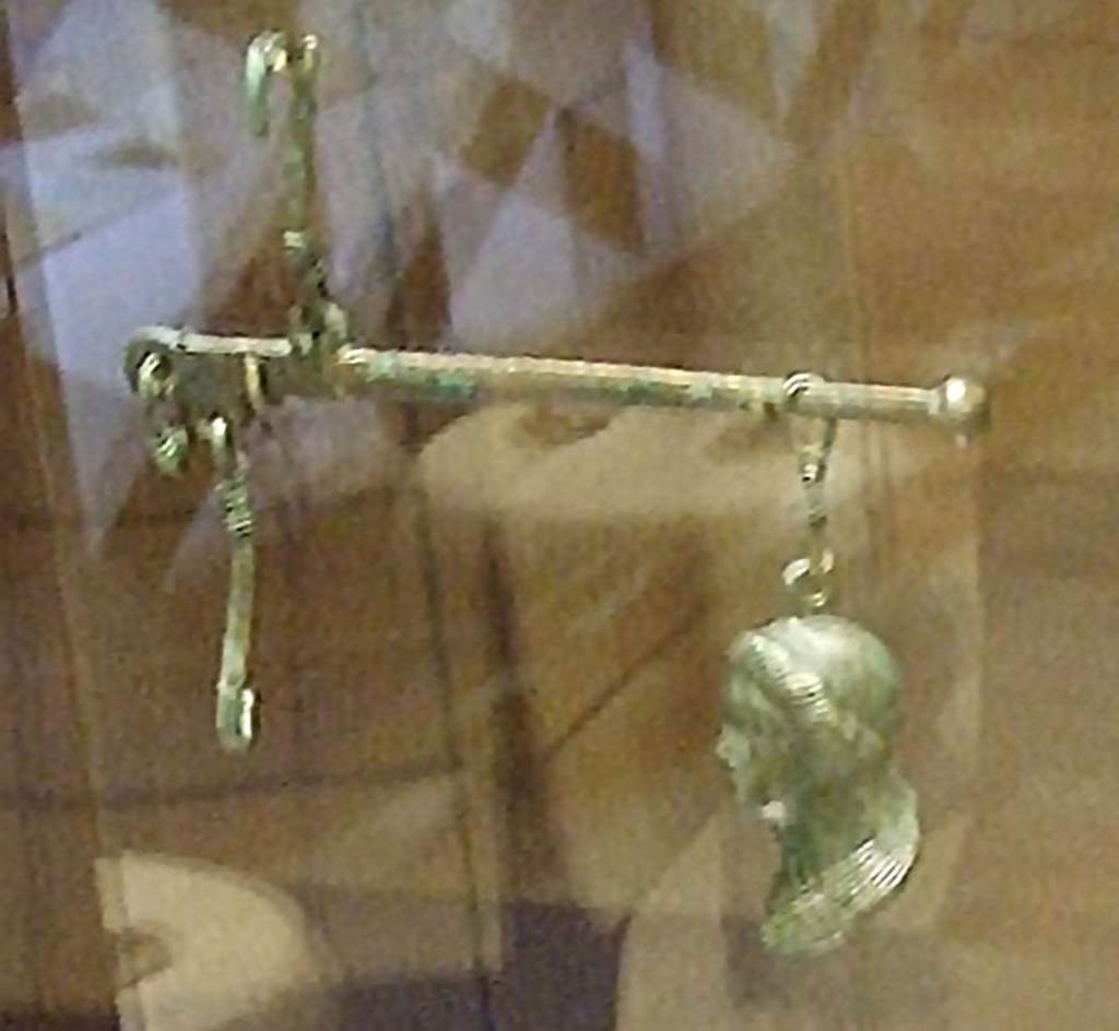I.14.15 Pompeii. Bronze balance. SAP 43474.
Photographed at “A Day in Pompeii” exhibition at Melbourne Museum. September 2009.