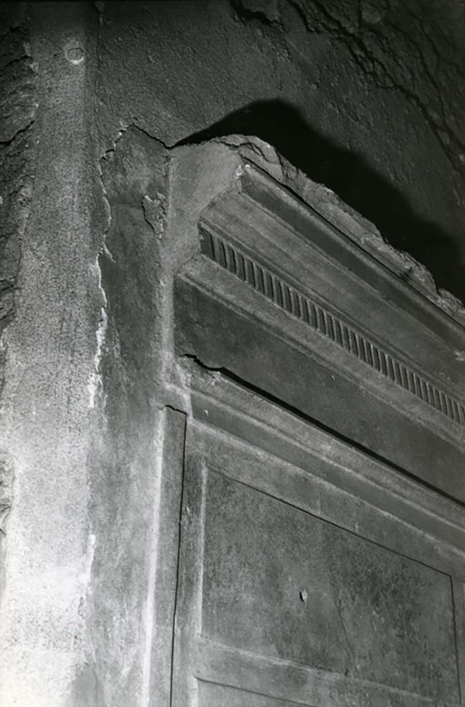 I.15.1 Pompeii. 1980.
House, cubiculum right W of fauces, entrance S wall, details. Photo courtesy of Anne Laidlaw.
American Academy in Rome, Photographic Archive. Laidlaw collection _P_80_3_9.