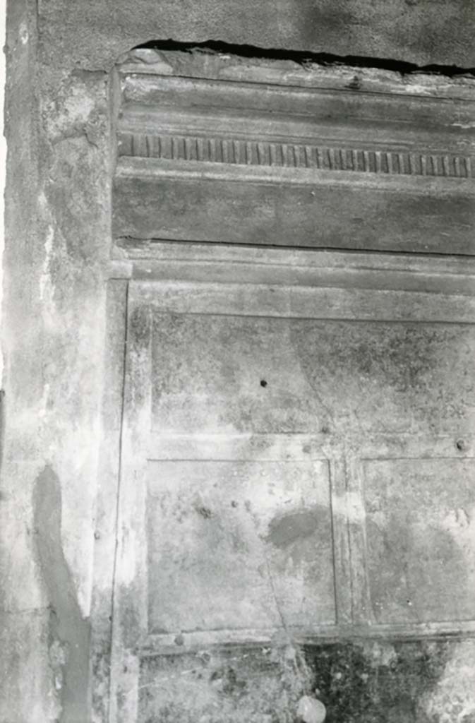 I.15.1 Pompeii. 1980.
House, cubiculum right W of fauces, entrance S wall, details. Photo courtesy of Anne Laidlaw.
American Academy in Rome, Photographic Archive. Laidlaw collection _P_80_3_11.