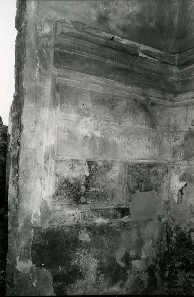 I.15.1 Pompeii. 1975.
House, room right of fauces, entrance S wall. Photo courtesy of Anne Laidlaw.
American Academy in Rome, Photographic Archive. Laidlaw collection _P_75_3_34.