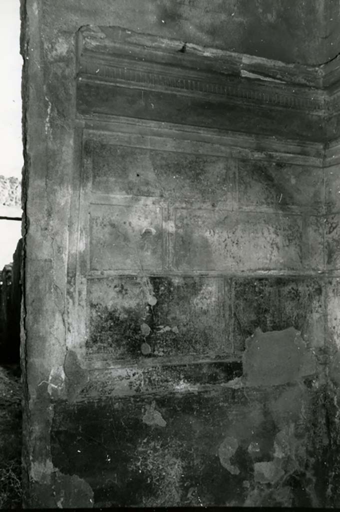 I.15.1 Pompeii. 1975.
House, room right of fauces, entrance S wall. Photo courtesy of Anne Laidlaw.
American Academy in Rome, Photographic Archive. Laidlaw collection _P_75_3_35.