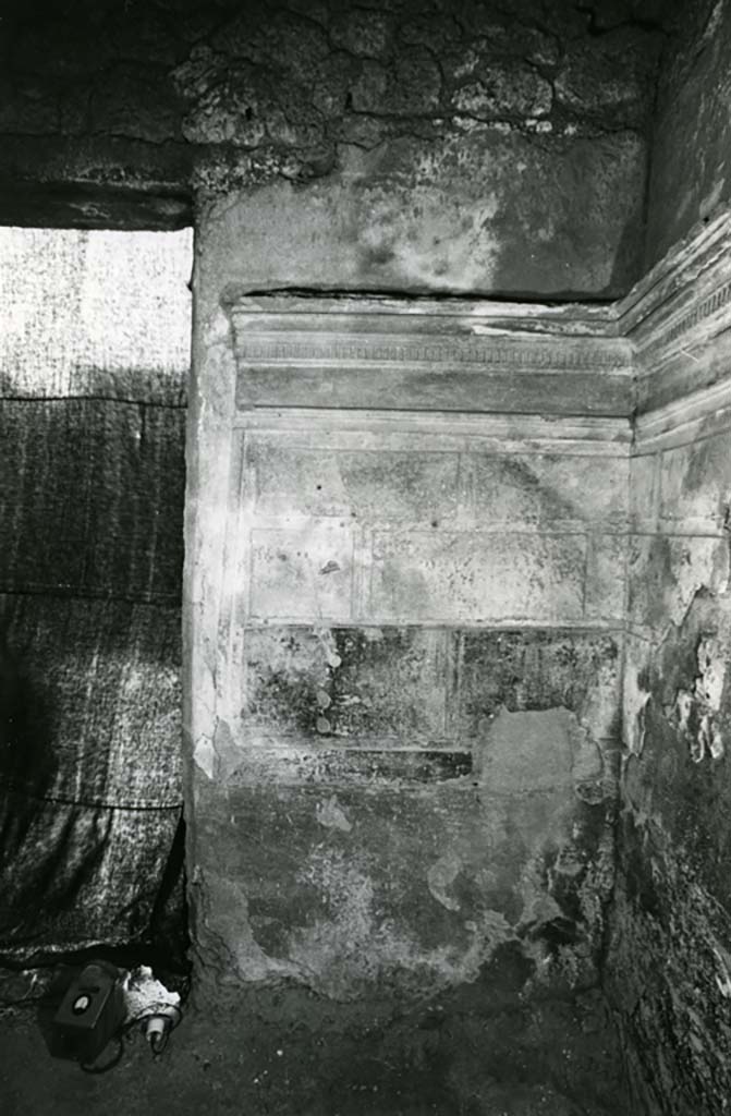 I.15.1 Pompeii. 1972.
House, room right of fauces, entrance S wall. Photo courtesy of Anne Laidlaw.
American Academy in Rome, Photographic Archive. Laidlaw collection _P_72_18_14.
