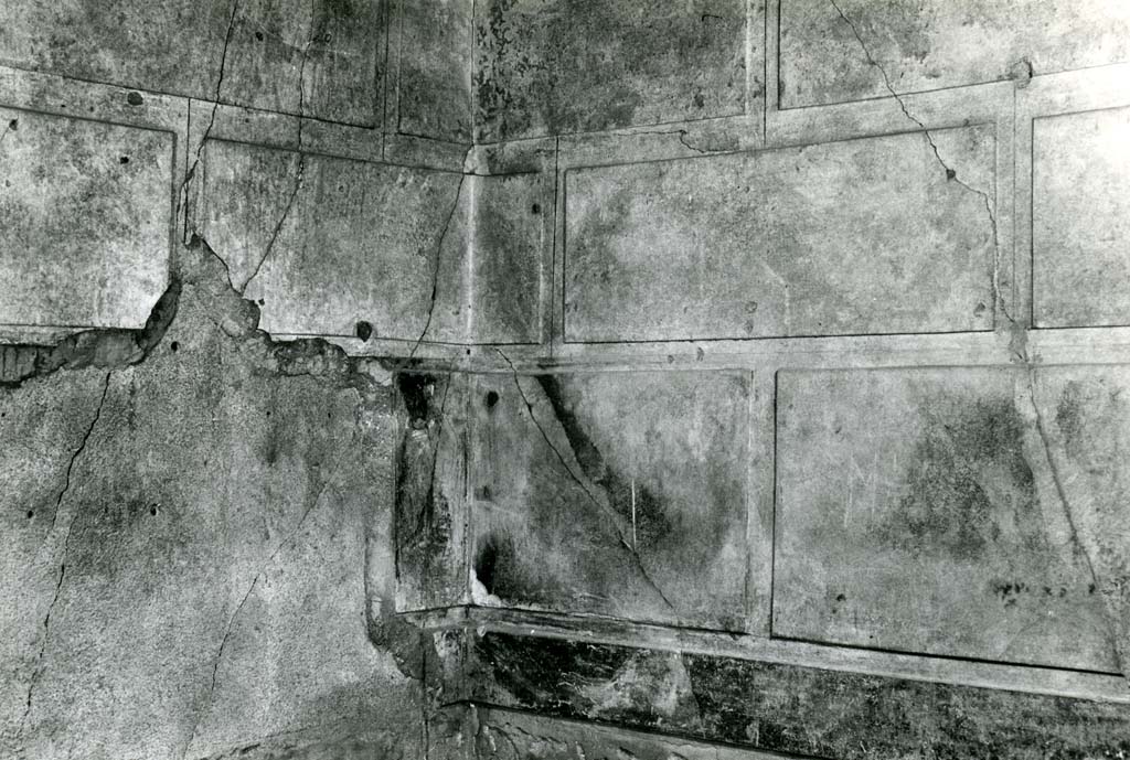 I.15.1 Pompeii. 1972. House, room right of fauces, right NE corner. Photo courtesy of Anne Laidlaw.
American Academy in Rome, Photographic Archive. Laidlaw collection _P_72_18_17.