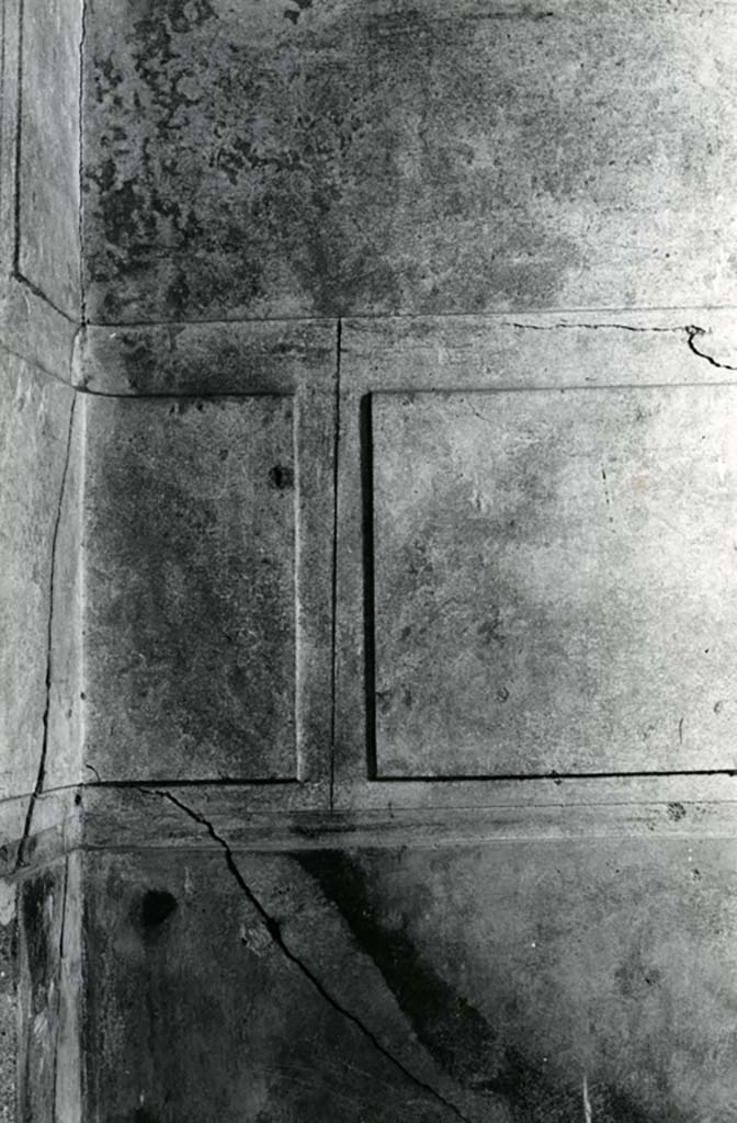 I.15.1 Pompeii. 1972.
House, room right of fauces, right E wall at north end, details. Photo courtesy of Anne Laidlaw.
American Academy in Rome, Photographic Archive. Laidlaw collection _P_72_18_20.