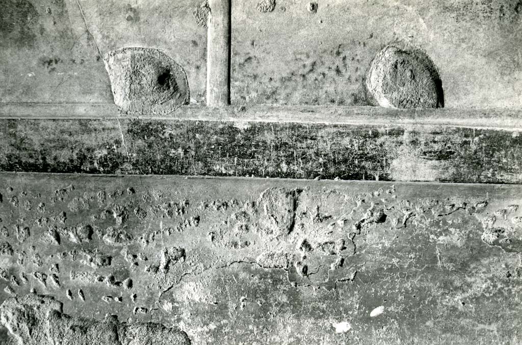 I.15.1 Pompeii. 1972.
House, room right of fauces, right E wall, details of yellow zoccolo prepared for the adhesion of a second layer of yellow plaster.
Photo courtesy of Anne Laidlaw.
American Academy in Rome, Photographic Archive. Laidlaw collection _P_72_18_26.