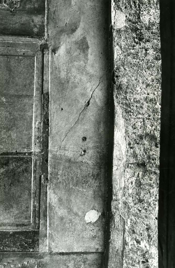 I.15.1 Pompeii. 1972.
House, room right of fauces, right E wall at south end, details. Photo courtesy of Anne Laidlaw.
American Academy in Rome, Photographic Archive. Laidlaw collection _P_72_18_27.
