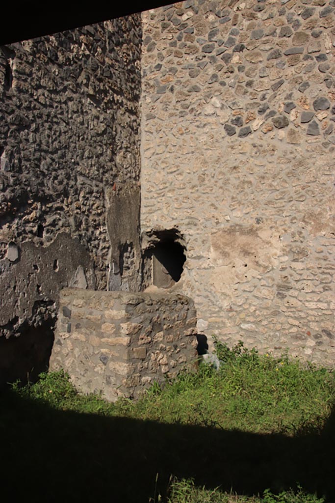 I.15.1 Pompeii. October 2022.
Looking north through doorway at west end of rear of house. Photo courtesy of Klaus Heese.