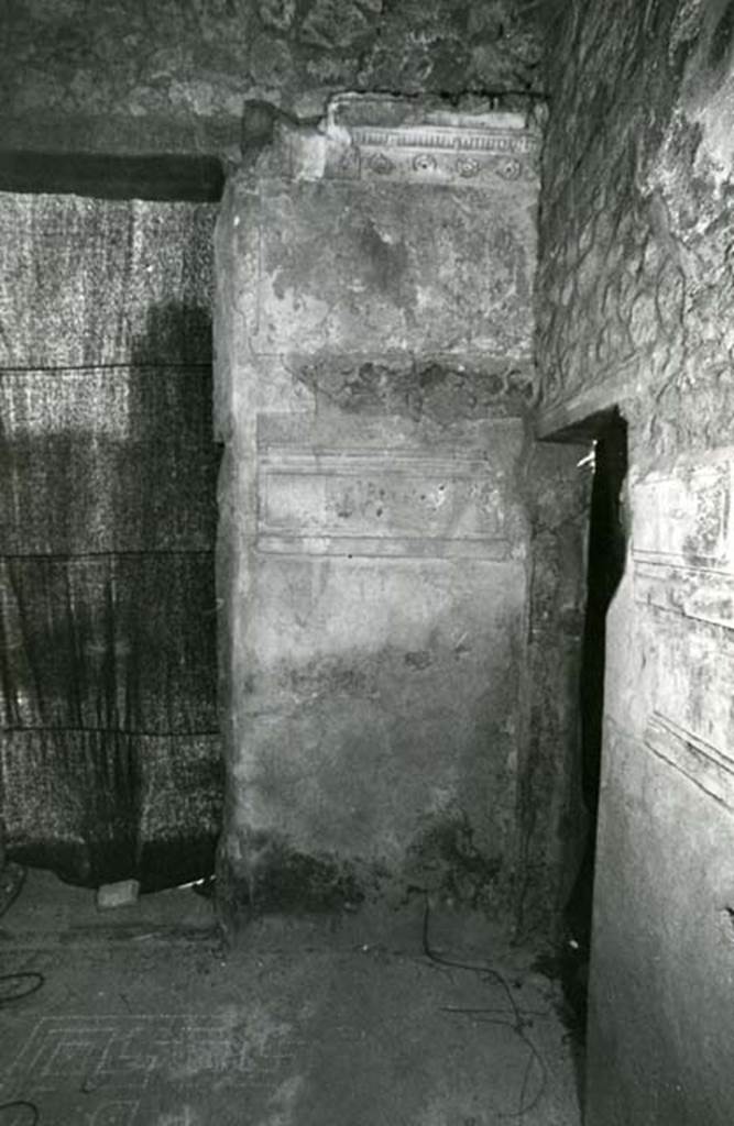 I.15.3 Pompeii. 1972. Room 6. House of Ship Europa, W cubiculum, entrance S wall, overall.
Photo courtesy of Anne Laidlaw.
American Academy in Rome, Photographic Archive. Laidlaw collection _P_72_16_28.