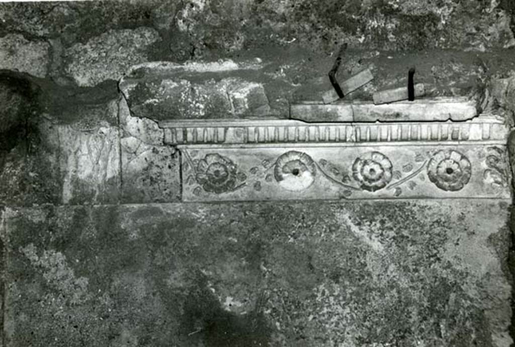 I.15.3 Pompeii. 1968. Room 6. House of Ship Europa, W cubiculum (rosettes) entrance S wall.
Photo courtesy of Anne Laidlaw.
American Academy in Rome, Photographic Archive. Laidlaw collection _P_68_15_6.