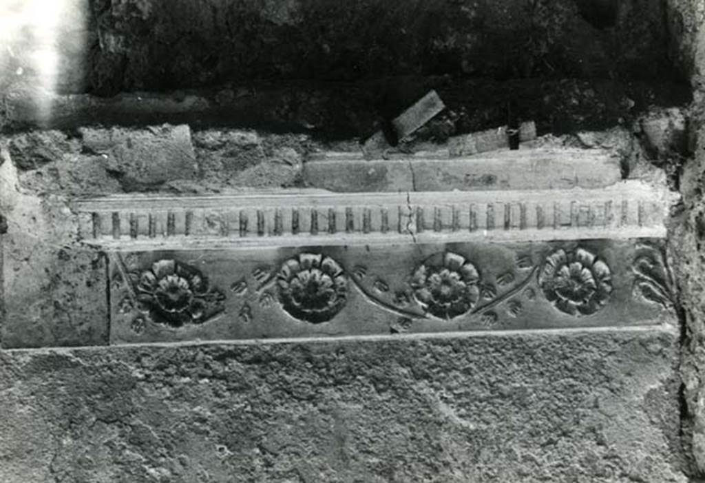 I.15.3 Pompeii. 1966. Room 6. House of Ship Europa, cubiculum to E of fauces, S wall, upper dentil cornice. Photo courtesy of Anne Laidlaw.
American Academy in Rome, Photographic Archive. Laidlaw collection _P_66_2_21.