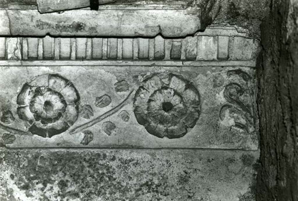 I.15.3 Pompeii. 1968. Room 6. House of Ship Europa, W cubiculum, entrance S wall, detail of rosettes. Photo courtesy of Anne Laidlaw.
American Academy in Rome, Photographic Archive. Laidlaw collection _P_68_15_9.