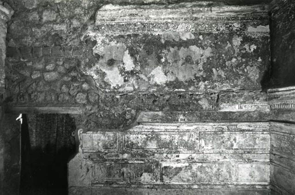 I.15.3 Pompeii. 1972. Room 6. House of Ship Europa, W cubiculum (rosettes), left W wall, upper half. Photo courtesy of Anne Laidlaw.
American Academy in Rome, Photographic Archive. Laidlaw collection _P_72_16_31.
