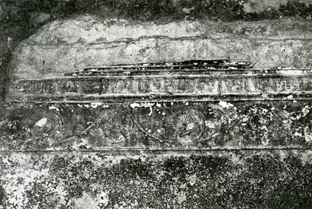 I.15.3 Pompeii. 1972. Room 6. House of Ship Europa, W cubiculum, left W wall, details of rosettes (SW corner). Photo courtesy of Anne Laidlaw.
American Academy in Rome, Photographic Archive. Laidlaw collection _P_72_17_24.