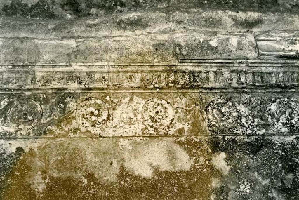 I.15.3 Pompeii. 1972. Room 6. House of Ship Europa, W cubiculum, left W wall, details of rosettes (centre, north end). Photo courtesy of Anne Laidlaw.
American Academy in Rome, Photographic Archive. Laidlaw collection _P_72_17_22.