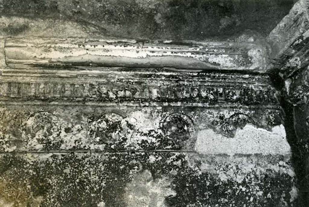 I.15.3 Pompeii. 1972. Room 6. House of Ship Europa, W cubiculum, left W wall, details of rosettes (NW corner). Photo courtesy of Anne Laidlaw.
American Academy in Rome, Photographic Archive. Laidlaw collection _P_72_17_21.