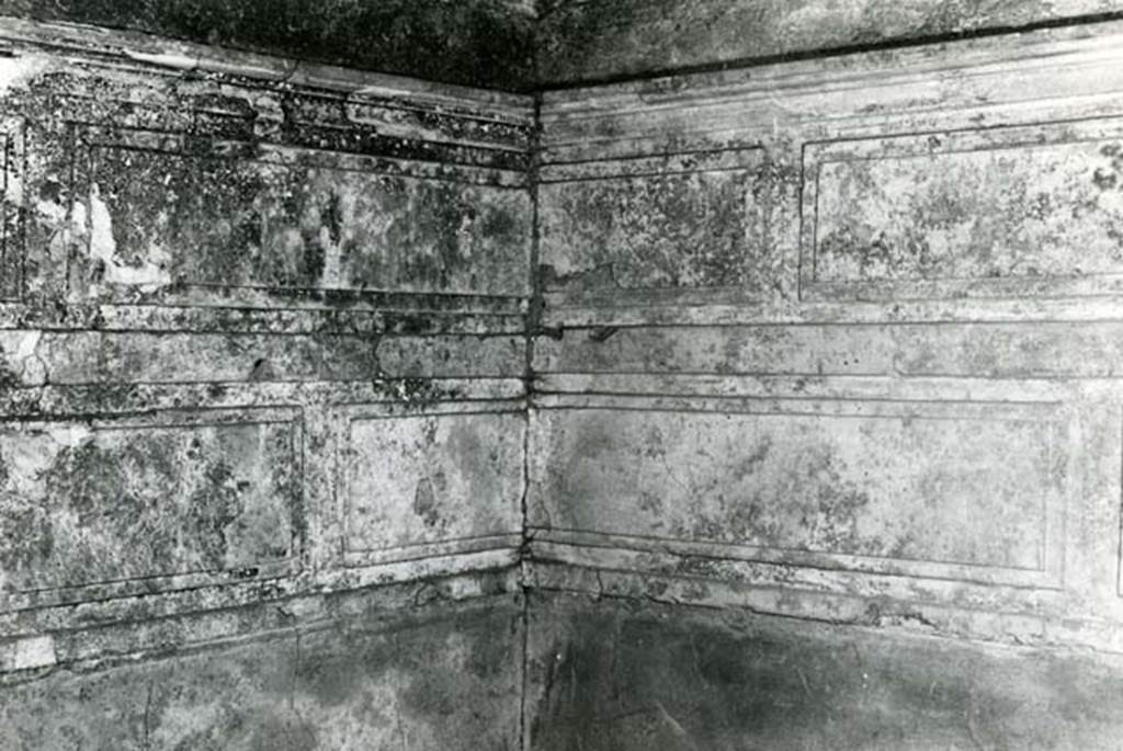 I.15.3 Pompeii. 1972. Room 6. House of Ship Europa, W cubiculum (rosettes), NW corner.
Photo courtesy of Anne Laidlaw.
American Academy in Rome, Photographic Archive. Laidlaw collection _P_72_17_5.