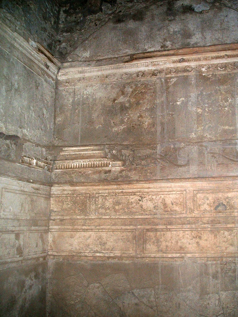 I.15.3 Pompeii. December 2004.
Room 6 in north-west corner, detail of stucco on upper north and west walls.