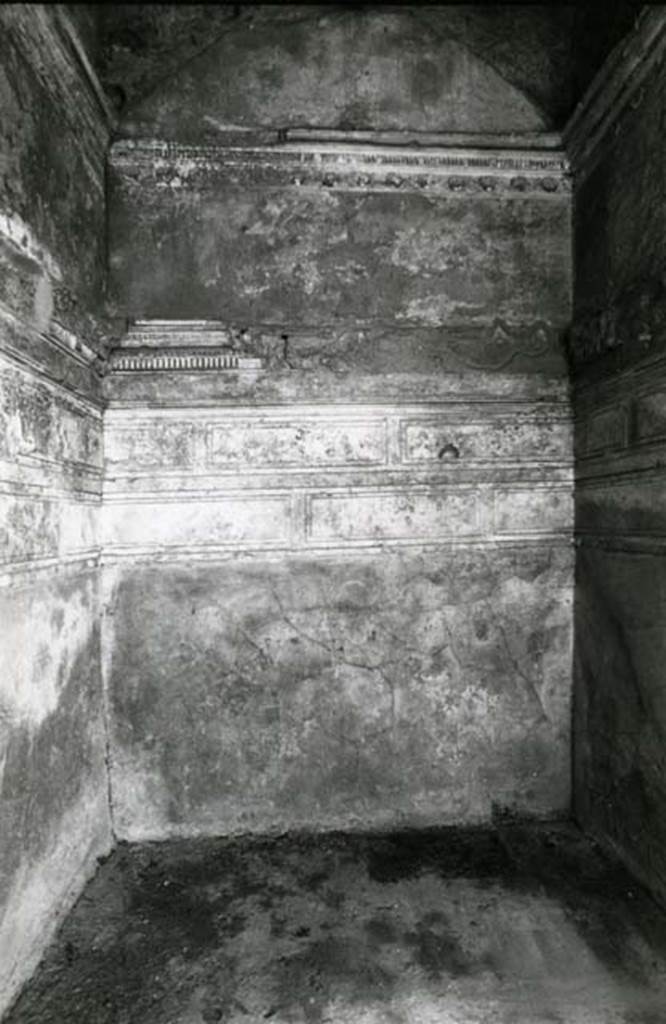 I.15.3 Pompeii. 1980. Room 6. House of Ship Europa, cubiculum with rosettes, back N wall.
Photo courtesy of Anne Laidlaw.
American Academy in Rome, Photographic Archive. Laidlaw collection _P_80_4_26.