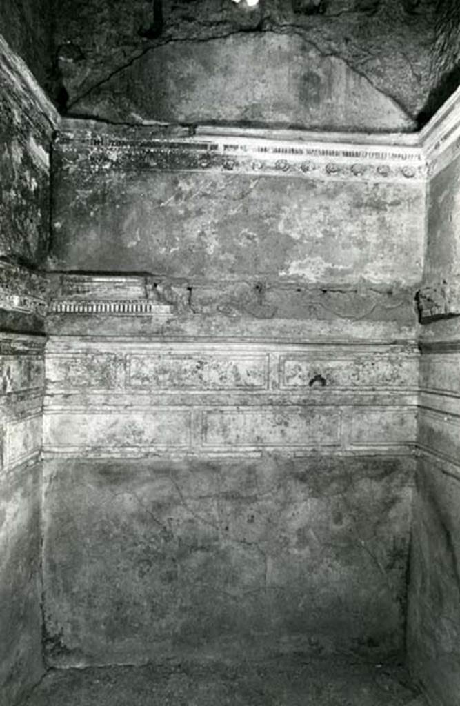 I.15.3 Pompeii. 1972. Room 6. House of Ship Europa, W cubiculum, back N wall. Photo courtesy of Anne Laidlaw.
American Academy in Rome, Photographic Archive. Laidlaw collection _P_72_16_19.