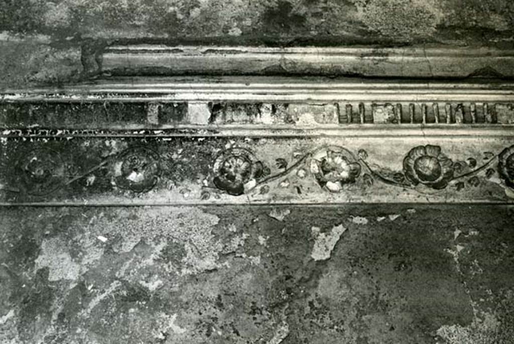 I.15.3 Pompeii. 1972. Room 6. House of Ship Europa, W cubiculum, back N wall, details of rosettes. Photo courtesy of Anne Laidlaw.
American Academy in Rome, Photographic Archive. Laidlaw collection _P_72_17_19.