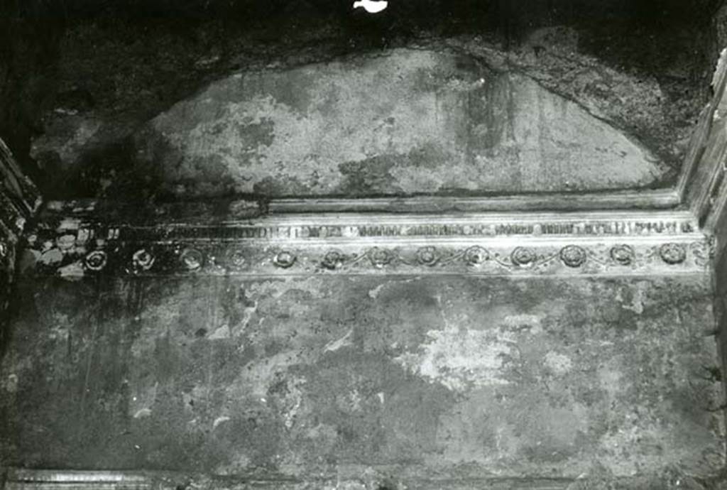 I.15.3 Pompeii. 1968. Room 6. House of Ship Europa, W cubiculum (rosettes), back N wall lunette. Photo courtesy of Anne Laidlaw.
American Academy in Rome, Photographic Archive. Laidlaw collection _P_68_15_8.