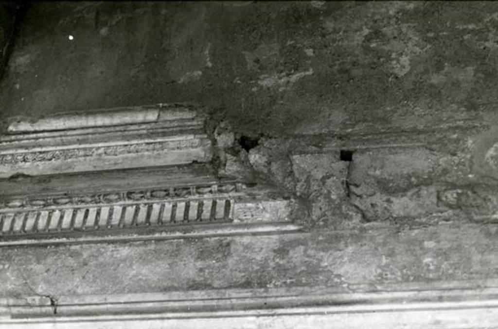 I.15.3 Pompeii. 1979. Room 6. House of Ship Europa, W cubiculum, detail of execution N wall.
Photo courtesy of Anne Laidlaw.
American Academy in Rome, Photographic Archive. Laidlaw collection _P_79_1_11.