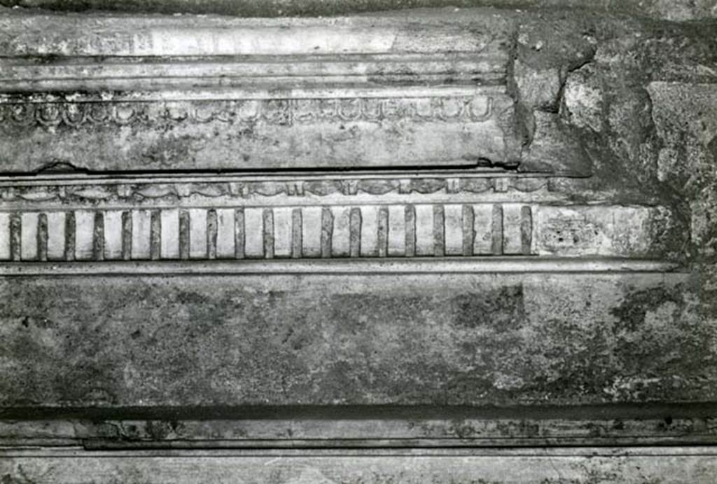 I.15.3 Pompeii. 1968. Room 6. House of Ship Europa, W cubiculum, back N wall, lower dentil profile. Photo courtesy of Anne Laidlaw.
American Academy in Rome, Photographic Archive. Laidlaw collection _P_68_15_5.