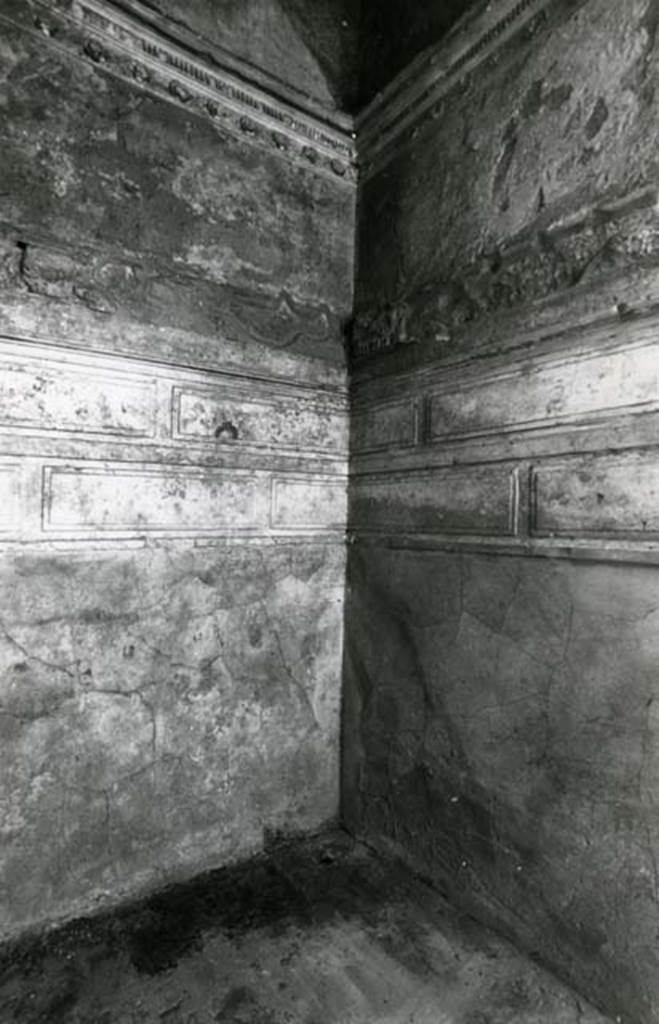 I.15.3 Pompeii. 1980. Room 6. House of Ship Europa, cubiculum with rosettes, NE corner.
Photo courtesy of Anne Laidlaw.
American Academy in Rome, Photographic Archive. Laidlaw collection _P_80_4_33.