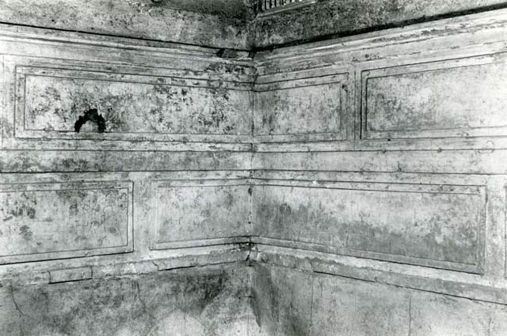 I.15.3 Pompeii. 1972. Room 6. House of Ship Europa, W cubiculum, NE corner. Photo courtesy of Anne Laidlaw.
American Academy in Rome, Photographic Archive. Laidlaw collection _P_72_17_1.