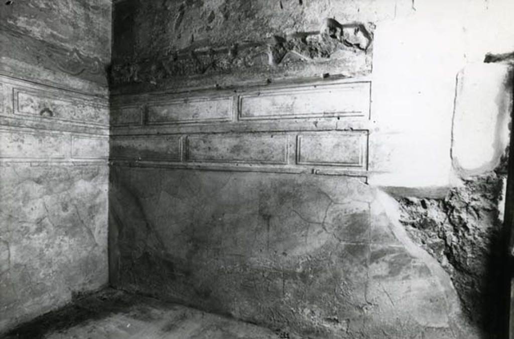 I.15.3 Pompeii. 1980. Room 6. House of Ship Europa, cubiculum with rosettes, right E wall.
Photo courtesy of Anne Laidlaw.
American Academy in Rome, Photographic Archive. Laidlaw collection _P_80_4_30.