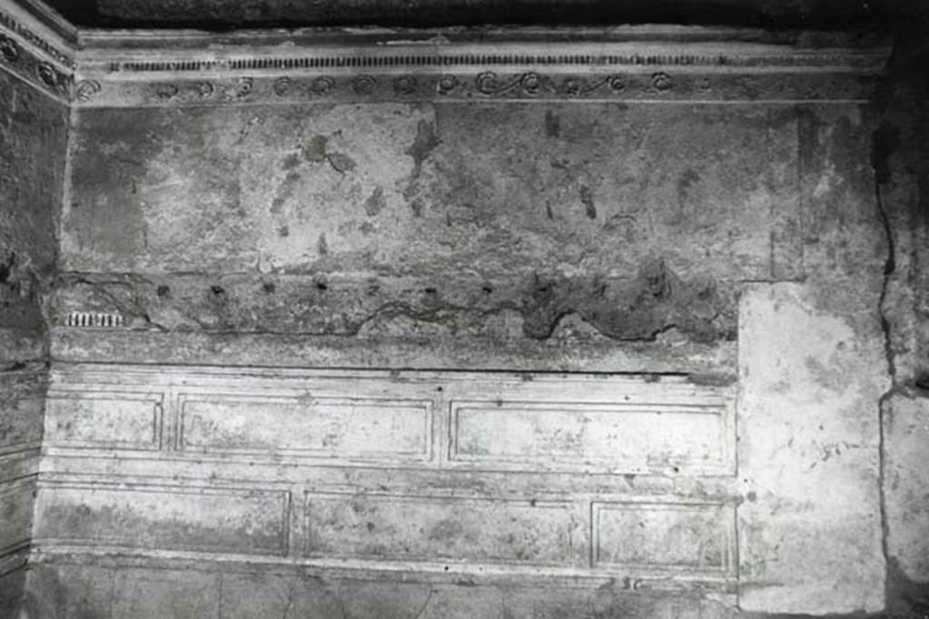 I.15.3 Pompeii. 1972. Room 6. House of Ship Europa, W cubiculum, right E wall. Photo courtesy of Anne Laidlaw.
American Academy in Rome, Photographic Archive. Laidlaw collection _P_72_16_22.