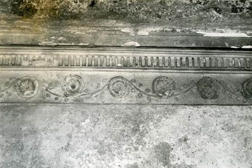 I.15.3 Pompeii. 1972. Room 6. House of Ship Europa, W cubiculum, right E wall, details of rosettes (north end). Photo courtesy of Anne Laidlaw.
American Academy in Rome, Photographic Archive. Laidlaw collection _P_72_17_16.