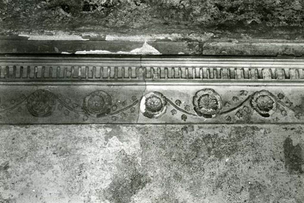 I.15.3 Pompeii. 1972. Room 6. House of Ship Europa, W cubiculum, right E wall, details of rosettes (centre, north end). Photo courtesy of Anne Laidlaw.
American Academy in Rome, Photographic Archive. Laidlaw collection _P_72_17_15.