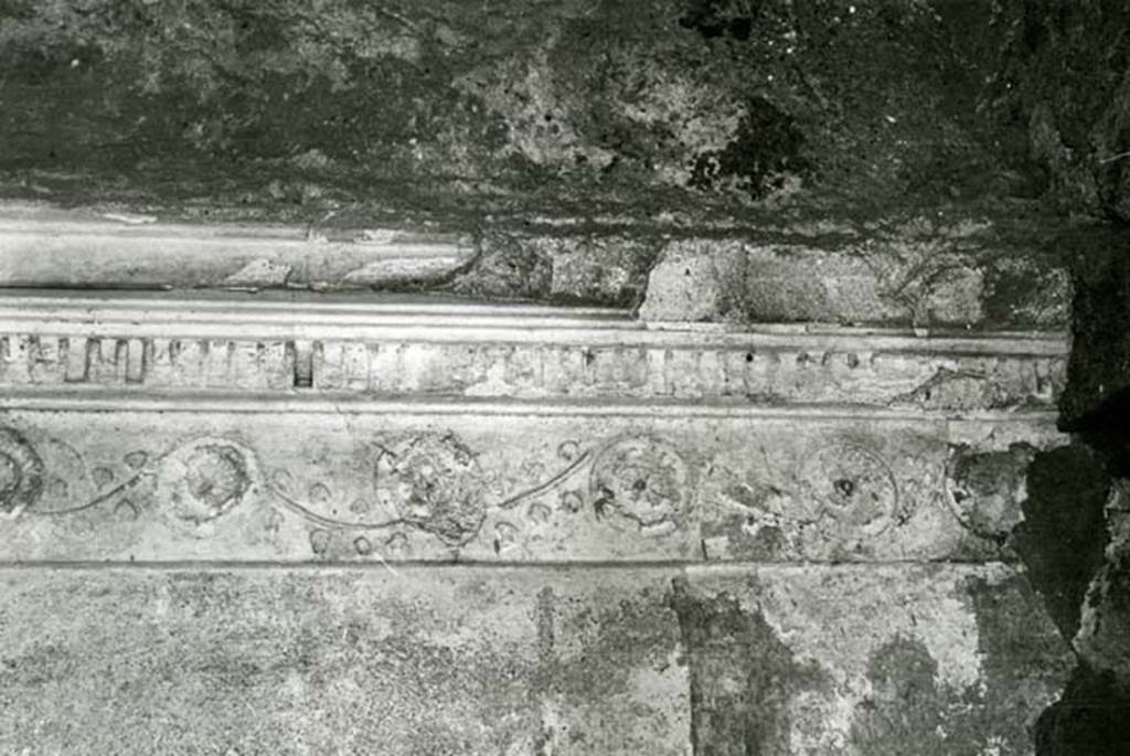 I.15.3 Pompeii. 1972. Room 6. House of Ship Europa, W cubiculum, E wall, detail of rosettes (SE corner). Photo courtesy of Anne Laidlaw.
American Academy in Rome, Photographic Archive. Laidlaw collection _P_72_17_13.