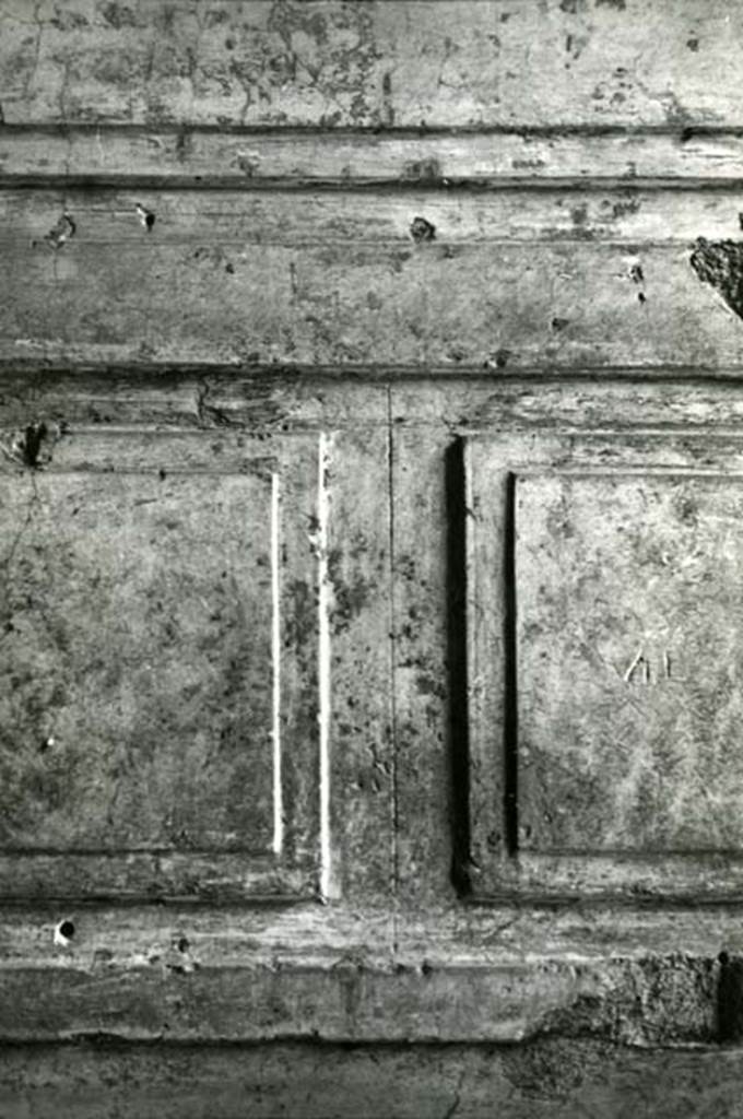 I.15.3 Pompeii. 1975. Room 6. House of Ship Europa, W cubiculum, right E wall, detail of execution. Photo courtesy of Anne Laidlaw.
American Academy in Rome, Photographic Archive. Laidlaw collection _P_75_2_29.