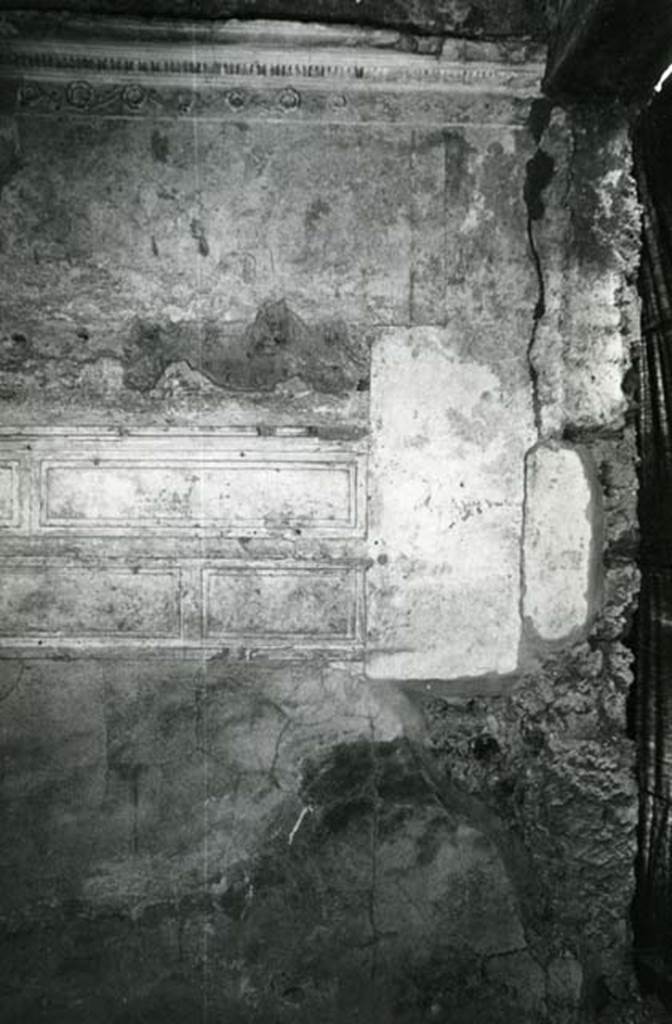 I.15.3 Pompeii. 1972. Room 6. House of Ship Europa, W cubiculum, right E wall. Photo courtesy of Anne Laidlaw.
American Academy in Rome, Photographic Archive. Laidlaw collection _P_72_16_25.