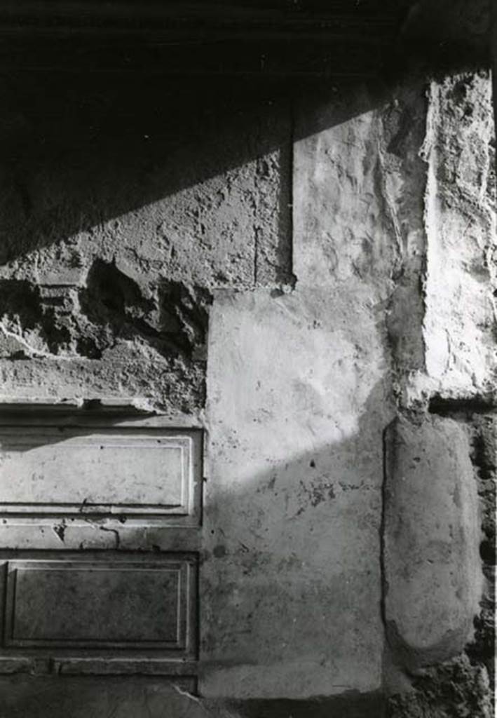 I.15.3 Pompeii. Room 6. House of Ship Europa, W cubiculum (rosettes), right E wall.
Photo courtesy of Anne Laidlaw.
American Academy in Rome, Photographic Archive. Laidlaw collection _P_68_15_10.