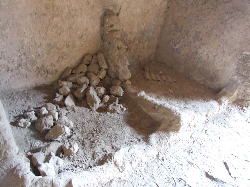 I.15.3 Pompeii. December 2007. North side of kitchen, room 9. Remains of tubs or vats?
