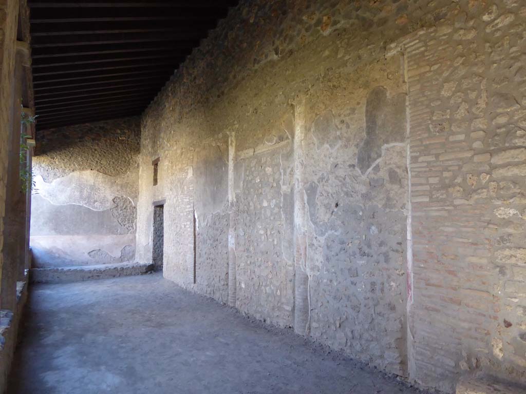 I.15.3 Pompeii. September 2015. Looking east along south wall of portico 10.
Foto Annette Haug, ERC Grant 681269 DÉCOR.