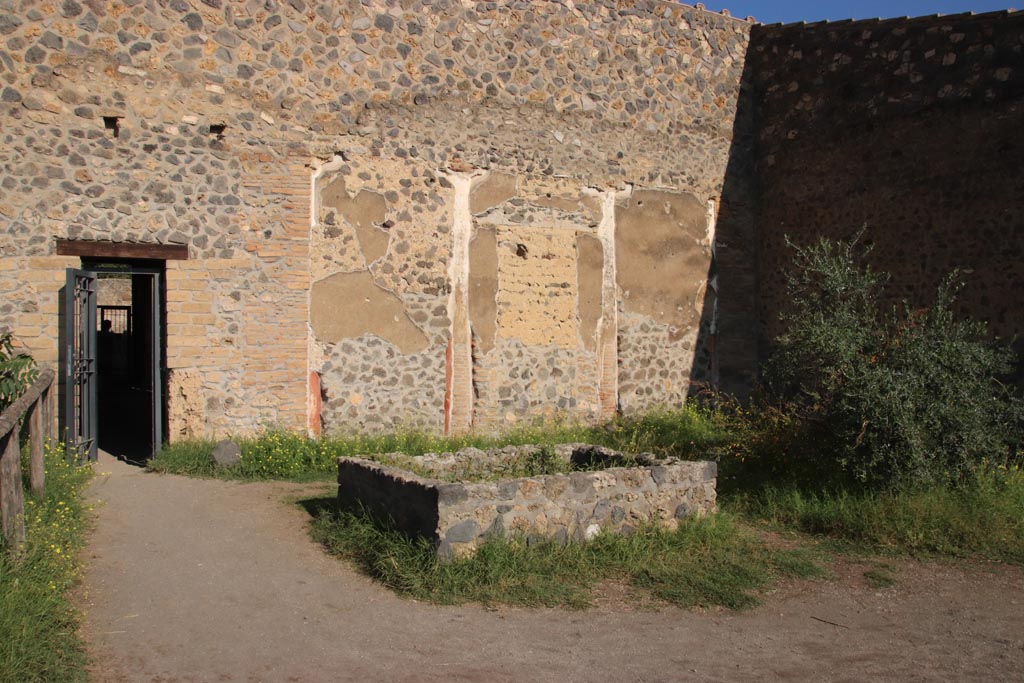 I.15.3 Pompeii. October 2022.
Looking north from garden area/vineyard 14 towards doorway to south portico 10. Photo courtesy of Klaus Heese.